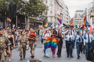 Londra / İngiltere - 02 / 07 / 2022: Londra LGBTQ Onur Yürüyüşünü kutlayan bayrakları ve sancakları olanlar