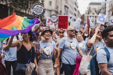 Londra / İngiltere - 02 / 07 / 2022: Londra LGBTQ Onur Yürüyüşünü kutlayan bayrakları ve sancakları olanlar