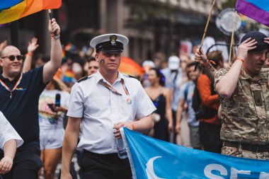 Londra / İngiltere - 02 / 07 / 2022: Londra LGBTQ Onur Yürüyüşünü kutlayan bayrakları ve sancakları olanlar