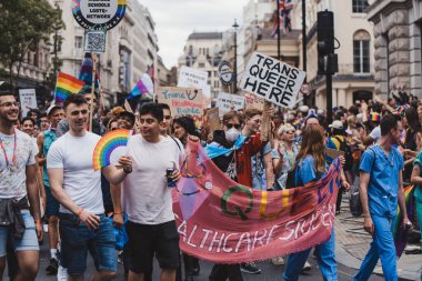 Londra / İngiltere - 02 / 07 / 2022: Londra LGBTQ Onur Yürüyüşünü kutlayan bayrakları ve sancakları olanlar