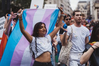 Londra / İngiltere - 02 / 07 / 2022: Londra LGBTQ Onur Yürüyüşünü kutlayan bayrakları ve sancakları olanlar