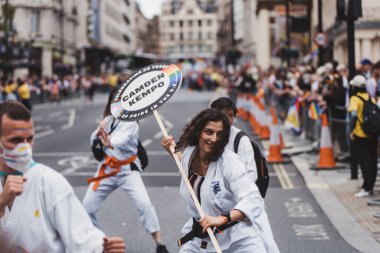 Londra / İngiltere - 02 / 07 / 2022: Londra LGBTQ Onur Yürüyüşünü kutlayan bayrakları ve sancakları olanlar
