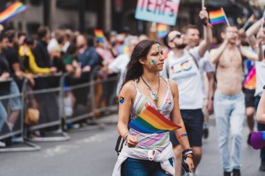 Londra / İngiltere - 02 / 07 / 2022: Londra Oyuncuları Londra LGBTQ Onur Yürüyüşünü kutluyor