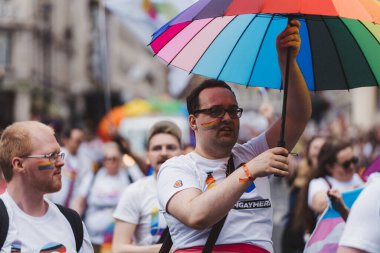 Londra / İngiltere - 02 / 07 / 2022: Londra Oyuncuları Londra LGBTQ Onur Yürüyüşünü kutluyor