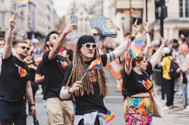 Londra / İngiltere - 02 / 07 / 2022: Londra LGBTQ Onur Yürüyüşünü kutlayan bayrakları ve sancakları olanlar