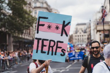 Londra / İngiltere - 02 / 07 / 2022: Londra Oyuncuları Londra LGBTQ Onur Yürüyüşünü kutluyor