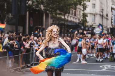 Londra / İngiltere - 02 / 07 / 2022: Londra LGBTQ Onur Yürüyüşünü kutlayan bayrakları ve sancakları olanlar