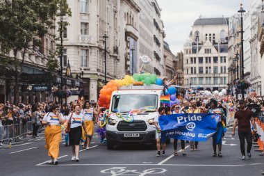 Londra / İngiltere - 02 / 07 / 2022: Londra LGBTQ Onur Yürüyüşünü kutlayan bayrakları ve sancakları olanlar
