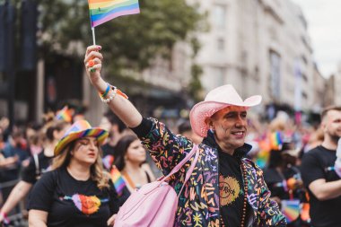 Londra / İngiltere - 02 / 07 / 2022: Londra LGBTQ Onur Yürüyüşünü kutlayan bayrakları ve sancakları olanlar