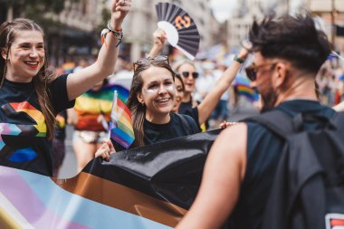 Londra / İngiltere - 02 / 07 / 2022: Londra LGBTQ Onur Yürüyüşünü kutlayan bayrakları ve sancakları olanlar