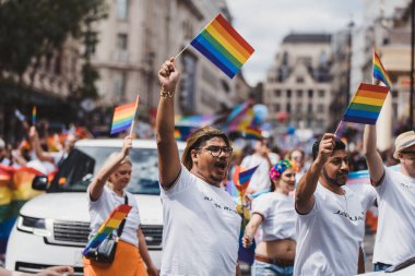 Londra / İngiltere - 02 / 07 / 2022: Londra LGBTQ Onur Yürüyüşünü bayrak ve sancaklarla kutlayan Jaguar Şirketi