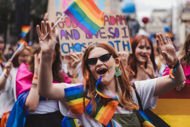Londra / İngiltere - 02 / 07 / 2022: Londra LGBTQ Onur Yürüyüşünü kutlayan bayrakları ve sancakları olanlar