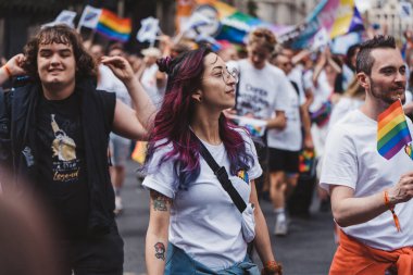 Londra / İngiltere - 02 / 07 / 2022: Londra LGBTQ Onur Yürüyüşünü kutlayan bayrakları ve sancakları olanlar