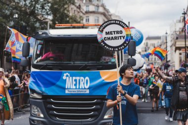Londra / İngiltere - 02 / 07 / 2022: Londra LGBTQ Onur Yürüyüşünü kutlayan bayrakları ve sancakları olanlar