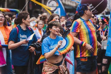 Londra / İngiltere - 02 / 07 / 2022: Londra LGBTQ Onur Yürüyüşünü kutlayan bayrakları ve sancakları olanlar
