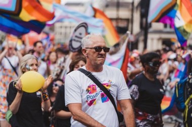 Londra / İngiltere - 02 / 07 / 2022: Londra LGBTQ Onur Yürüyüşünü kutlayan bayrakları ve sancakları olanlar