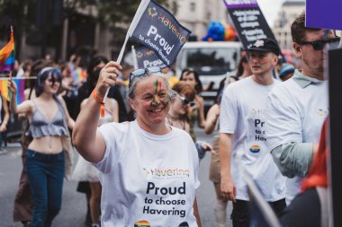 Londra / İngiltere - 02 / 07 / 2022: Londra LGBTQ Onur Yürüyüşünü kutlayan bayrakları ve sancakları olanlar