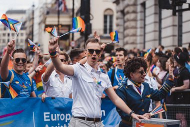 Londra / İngiltere - 02 / 07 / 2022: Londra LGBTQ Onur Yürüyüşünü kutlayan bayrakları ve sancakları olanlar