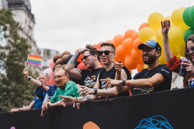 Londra / İngiltere - 02 / 07 / 2022: Londra LGBTQ Onur Yürüyüşünü kutlayan bayrakları ve sancakları olanlar
