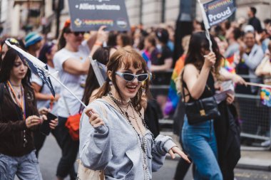 Londra / İngiltere - 02 / 07 / 2022: Londra LGBTQ Onur Yürüyüşünü kutlayan bayrakları ve sancakları olanlar