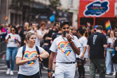 Londra / İngiltere - 02 / 07 / 2022: Londra LGBTQ Onur Yürüyüşünü kutlayan bayrakları ve sancakları olanlar