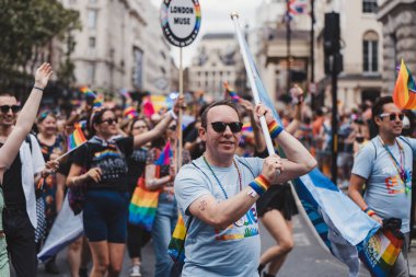 Londra / İngiltere - 02 / 07 / 2022: Londra LGBTQ Onur Yürüyüşünü kutlayan bayrakları ve sancakları olanlar