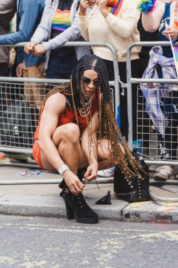 Londra / İngiltere - 02 / 07 / 2022: Londra İtfaiye Tugayı Londra LGBTQ Onur Yürüyüşünü kutluyor