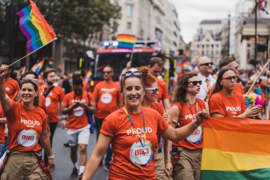 Londra / İngiltere - 02 / 07 / 2022: Londra İtfaiye Tugayı Londra LGBTQ Onur Yürüyüşünü kutluyor