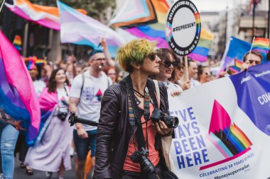 Londra / İngiltere - 02 / 07 / 2022: Londra LGBTQ Onur Yürüyüşünü kutlayan bayrakları ve sancakları olanlar