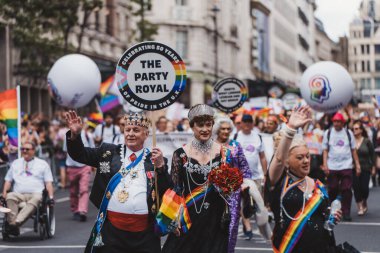 Londra / İngiltere - 02 / 07 / 2022: Londra LGBTQ Onur Yürüyüşünü kutlayan bayrakları ve sancakları olanlar