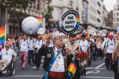Londra / İngiltere - 02 / 07 / 2022: Londra LGBTQ Onur Yürüyüşünü kutlayan bayrakları ve sancakları olanlar