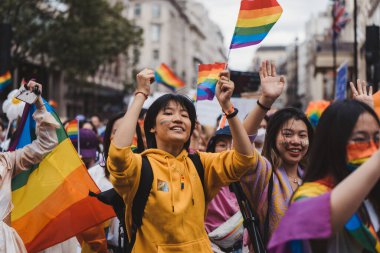 Londra / İngiltere - 02 / 07 / 2022: Londra LGBTQ Onur Yürüyüşünü kutlayan bayraklar ve sancaklarla Queer China