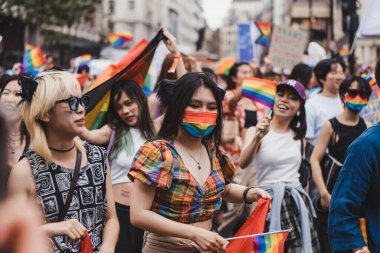 Londra / İngiltere - 02 / 07 / 2022: Londra LGBTQ Onur Yürüyüşünü kutlayan bayraklar ve sancaklarla Queer China