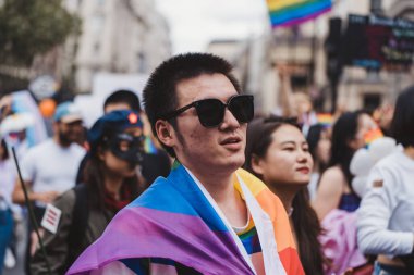 Londra / İngiltere - 02 / 07 / 2022: Londra LGBTQ Onur Yürüyüşünü kutlayan bayraklar ve sancaklarla Queer China