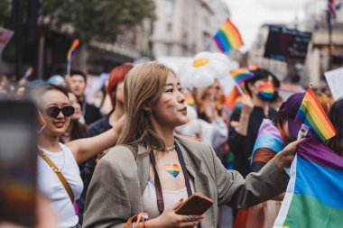 Londra / İngiltere - 02 / 07 / 2022: Londra LGBTQ Onur Yürüyüşünü kutlayan bayraklar ve sancaklarla Queer China