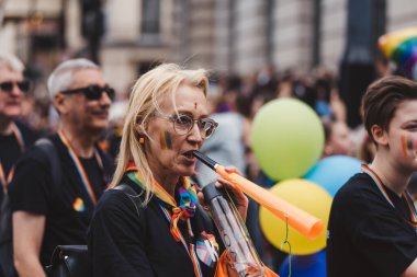 Londra / İngiltere - 02 / 07 / 2022: Londra LGBTQ Onur Yürüyüşünü kutlayan bayrakları ve sancakları olanlar