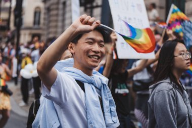 Londra / İngiltere - 02 / 07 / 2022: Londra LGBTQ Onur Yürüyüşünü kutlayan bayraklar ve sancaklarla Queer China