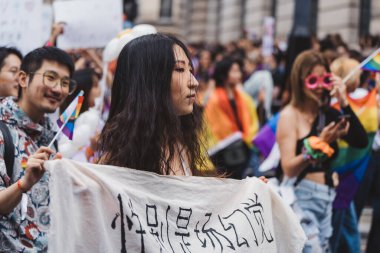 Londra / İngiltere - 02 / 07 / 2022: Londra LGBTQ Onur Yürüyüşünü kutlayan bayraklar ve sancaklarla Queer China