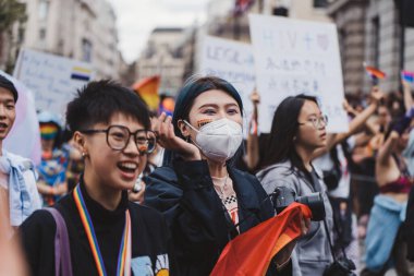 Londra / İngiltere - 02 / 07 / 2022: Londra LGBTQ Onur Yürüyüşünü kutlayan bayraklar ve sancaklarla Queer China