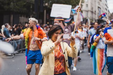 Londra / İngiltere - 02 / 07 / 2022: Londra LGBTQ Onur Yürüyüşünü kutlayan bayraklar ve sancaklarla Google çalışanları