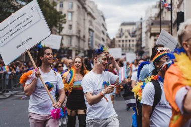Londra / İngiltere - 02 / 07 / 2022: Londra LGBTQ Onur Yürüyüşünü kutlayan bayraklar ve sancaklarla Google çalışanları