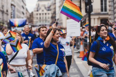 Londra / İngiltere - 02 / 07 / 2022: Londra LGBTQ Onur Yürüyüşünü kutlayan bayraklı BT çalışanları