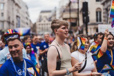 Londra / İngiltere - 02 / 07 / 2022: Londra LGBTQ Onur Yürüyüşünü kutlayan bayraklı BT çalışanları