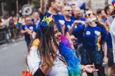 Londra / İngiltere - 02 / 07 / 2022: Londra LGBTQ Onur Yürüyüşünü kutlayan bayrakları ve sancakları olanlar
