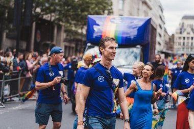 Londra / İngiltere - 02 / 07 / 2022: Londra LGBTQ Onur Yürüyüşünü kutlayan bayraklı BT çalışanları