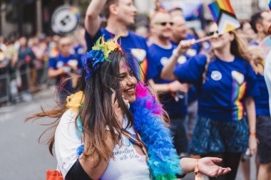 Londra / İngiltere - 02 / 07 / 2022: Londra LGBTQ Onur Yürüyüşünü kutlayan bayrakları ve sancakları olanlar