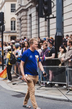 Londra / İngiltere - 02 / 07 / 2022: Londra LGBTQ Onur Yürüyüşünü kutlayan bayraklı BT çalışanları
