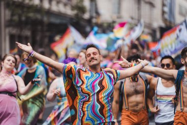 Londra / İngiltere - 02 / 07 / 2022: Londra LGBTQ Onur Yürüyüşünü kutlayan bayrakları ve sancakları olanlar