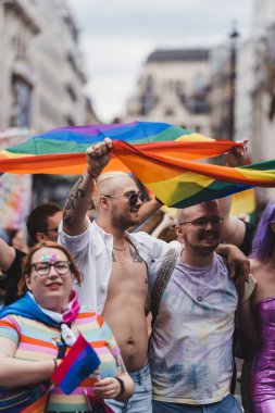 Londra / İngiltere - 02 / 07 / 2022: Londra LGBTQ Onur Yürüyüşünü kutlayan bayrakları ve sancakları olanlar