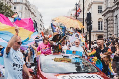 Londra / İngiltere - 02 / 07 / 2022: Londra LGBTQ Onur Yürüyüşünü kutlayan bayrakları ve sancakları olanlar